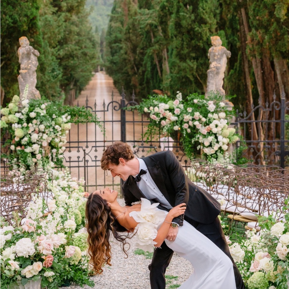 Oscar de la Renta Wedding Dress - Picture 3 of 5